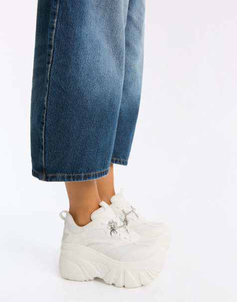 Bershka XL Plateau-Sneaker mit Anhängern in Weiß - view 1