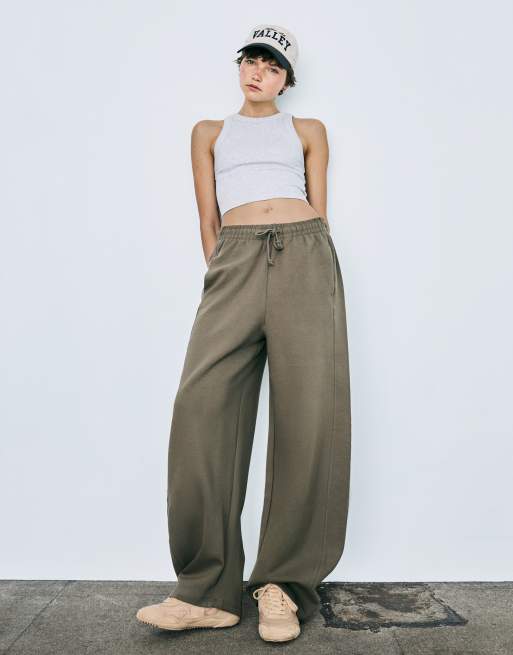 Bershka - Zachte broek met wijde ronde pijpen in kaki