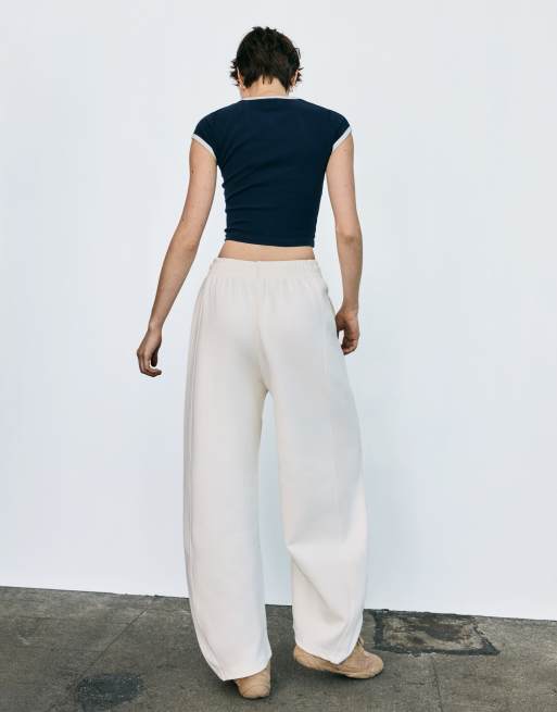Bershka - Zachte broek met wijde ronde pijpen in wit