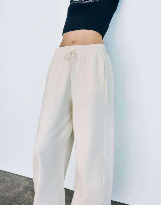 Bershka - Zachte broek met wijde ronde pijpen in wit