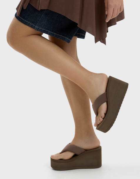 Bershka – Zehenstegsandalen in Beige mit Plateausohle - view 1