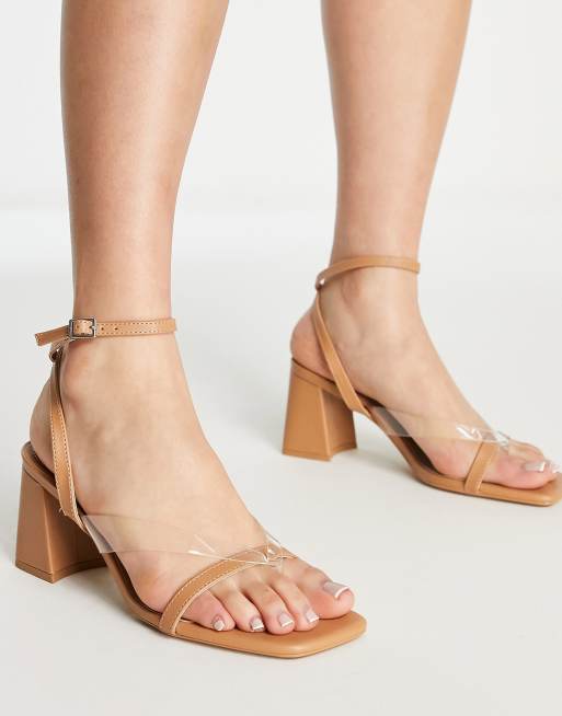 Bershka – Zehenstegsandalen in Camel mit mittelhohem Absatz und transparentem Riemen