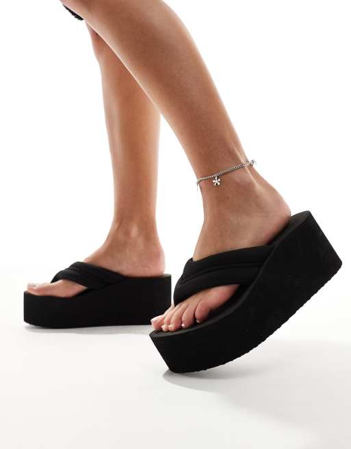 Bershka – Zehenstegsandalen in Schwarz mit flacher Plateau-Sohle