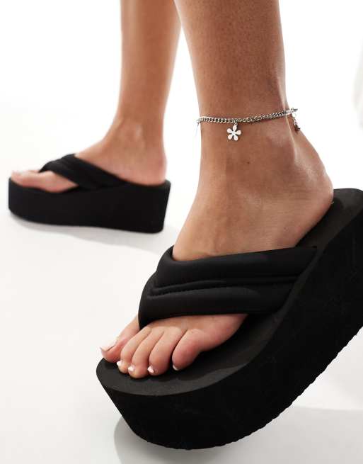 Bershka – Zehenstegsandalen in Schwarz mit flacher Plateau-Sohle, 3 von 4