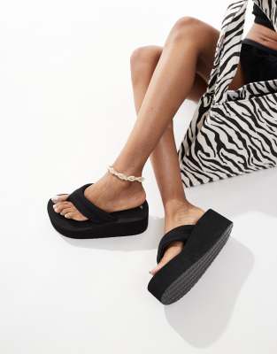 Bershka - Zehenstegsandalen in Schwarz mit flacher Plateau-Sohle