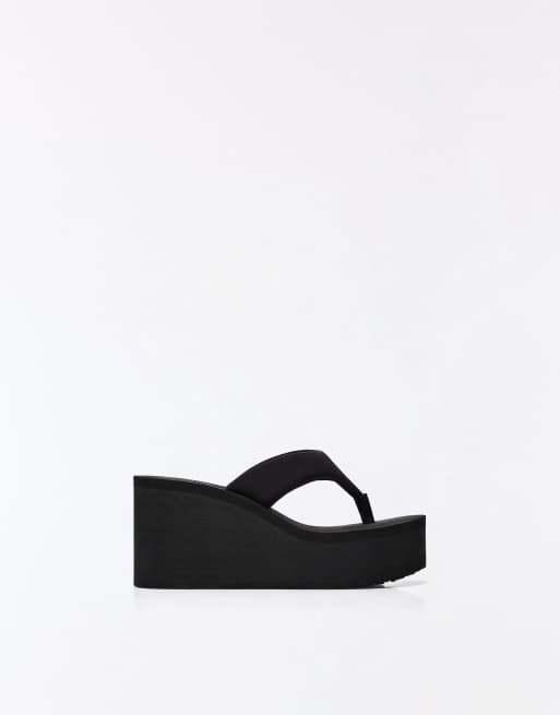 Bershka – Zehenstegsandalen in Schwarz mit Plateausohle und Absatz, 2 von 4