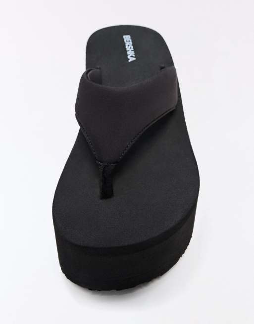Bershka – Zehenstegsandalen in Schwarz mit Plateausohle und Absatz, 3 von 4