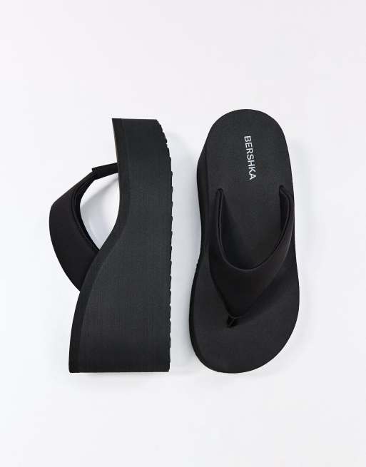 Bershka – Zehenstegsandalen in Schwarz mit Plateausohle und Absatz, 4 von 4