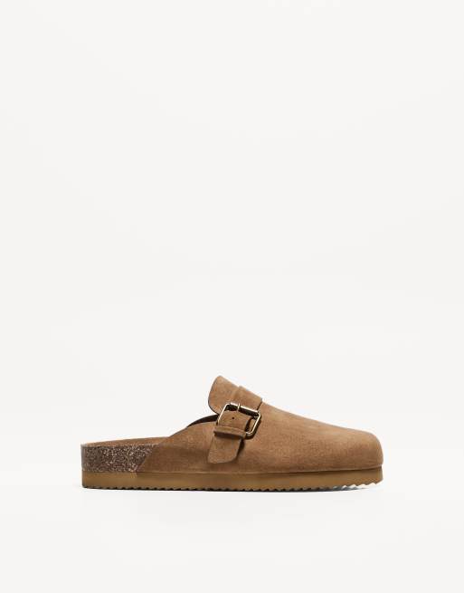 Bershka - Zoccoli color cuoio con fibbia e borchie