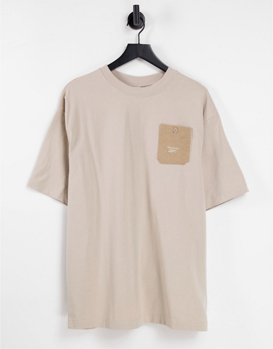 фото Бежевая футболка с карманом reebok-светло-бежевый цвет