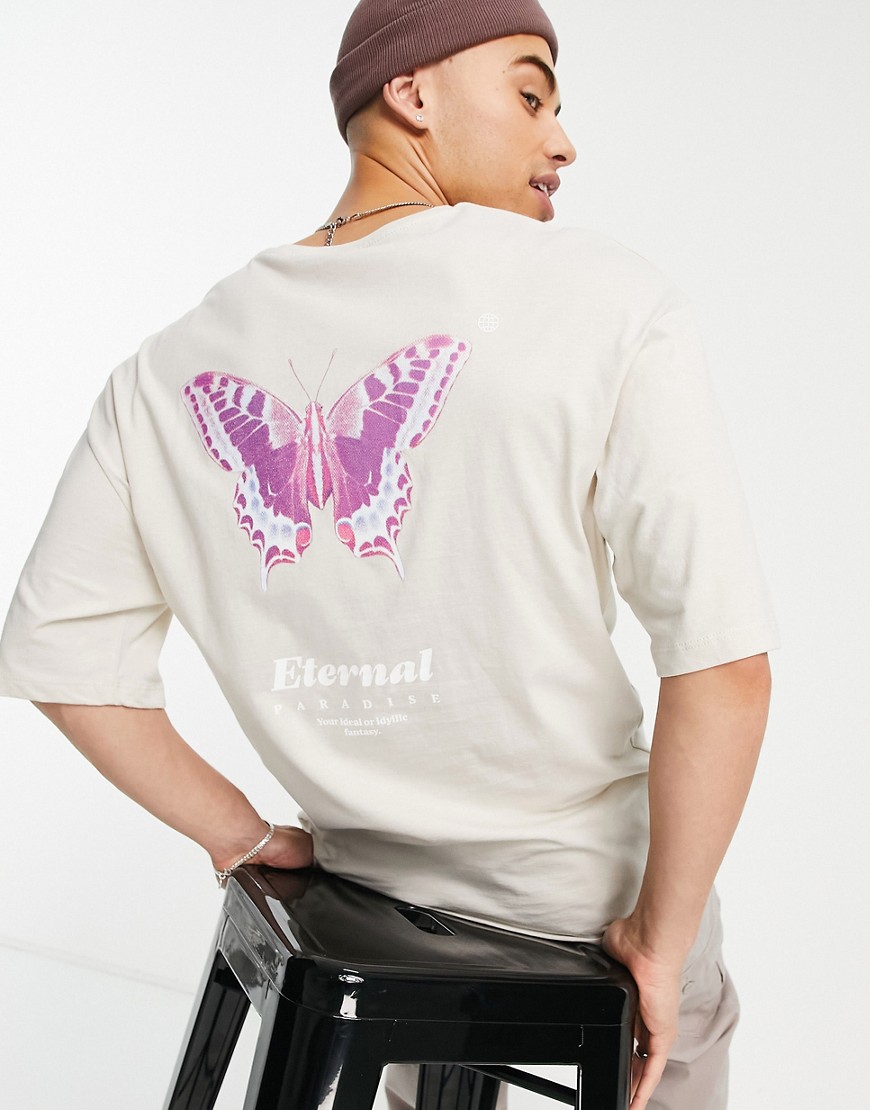 фото Бежевая футболка в стиле oversized с принтом бабочки на спине jack & jones originals-светло-бежевый цвет jack & jones
