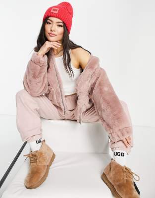 фото Бежевая куртка из искусственного меха ugg kianna-розовый цвет