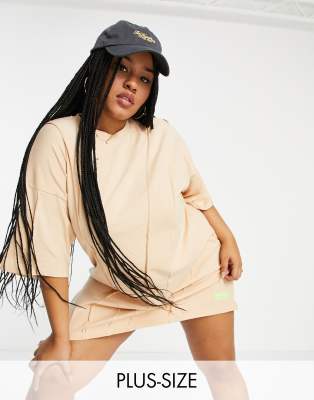 фото Бежевое платье-футболка в стиле oversized с декоративными швами public desire curve-светло-бежевый цвет