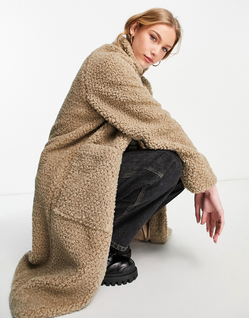 фото Бежевое плюшевое пальто удлиненного кроя с большими карманами и воротником-стойкой selected femme-коричневый цвет