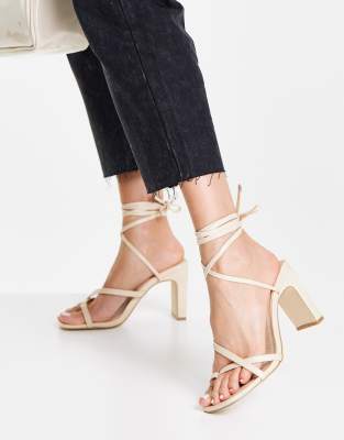 Туфли на каблуке  Asos Бежевые босоножки с ремешками и завязкой на щиколотке New Look-Коричневый цвет