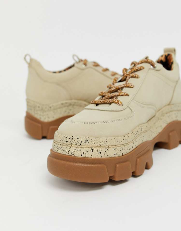 Кроссовки public desire. Бежевые кроссовки найк 2023 мужские. Кроссовки с бежевой подошвой. Бежевые кроссовки женские на платформе. Кроссовки с бежевой подошвой.