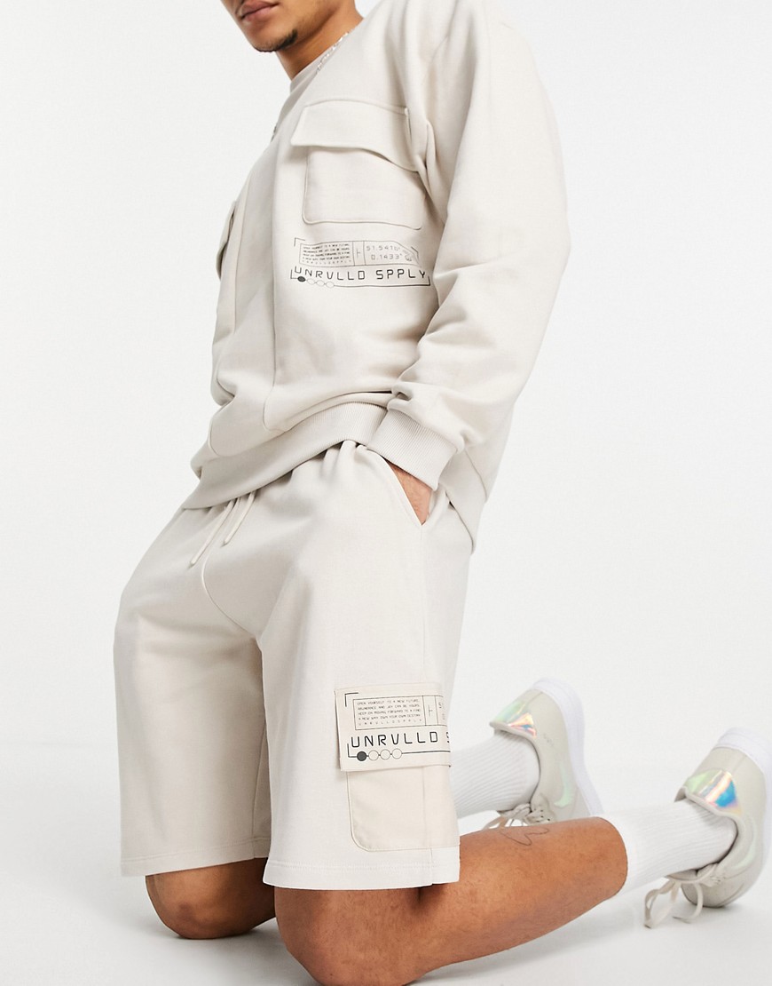 фото Бежевые шорты со вставками и отделкой в утилитарном стиле от комплекта asos unrvlld supply-серый