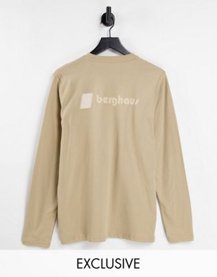 фото Бежевый лонгслив с логотипом спереди и сзади berghaus heritage – эксклюзивно для asos-коричневый цвет