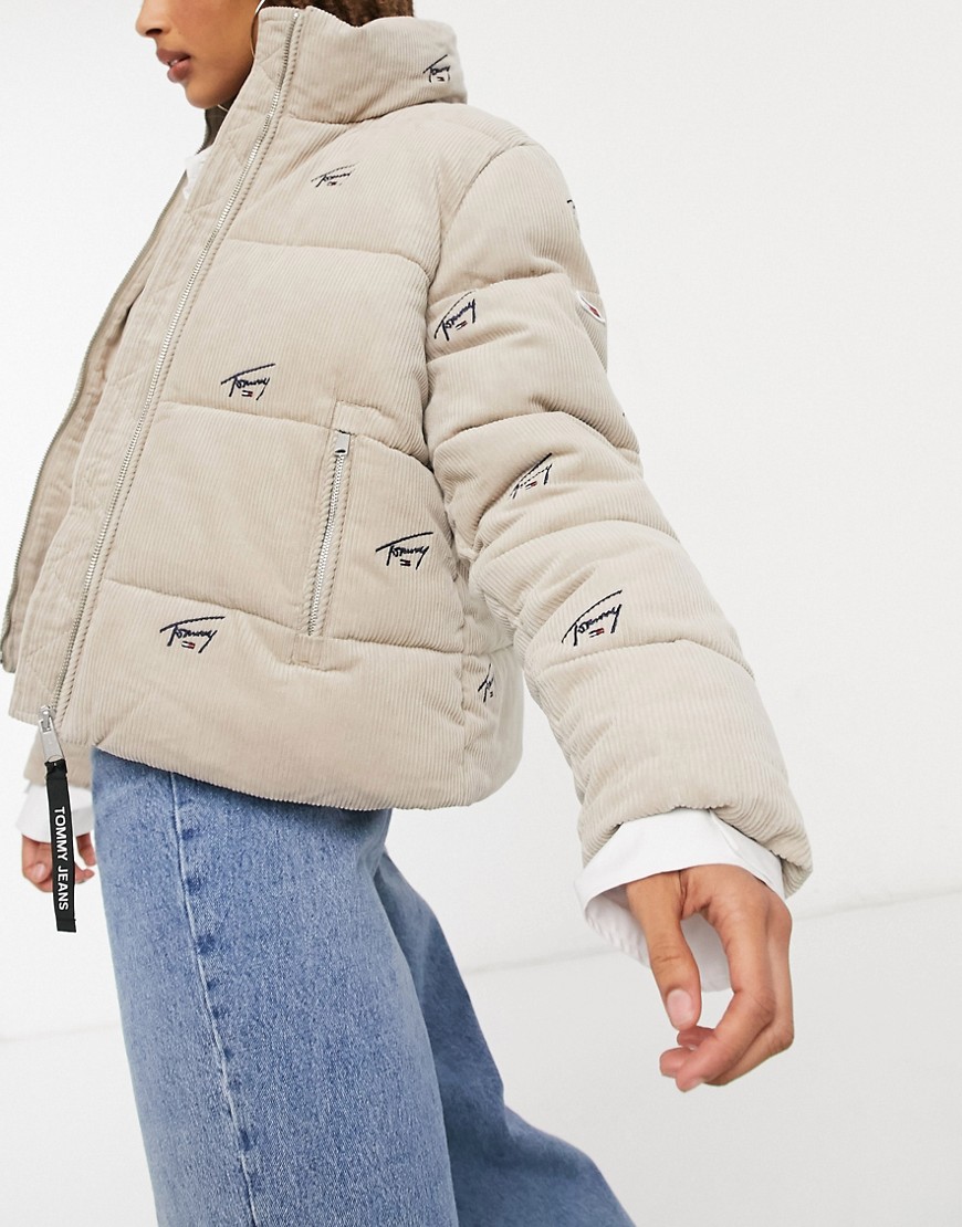Бежевый вельветовый пуховик в рубчик со сплошным принтом логотипа Tommy Jeans