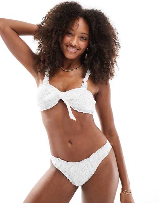 Bikini color crema con diseño fruncido de bordado inglés de Miss Selfridge