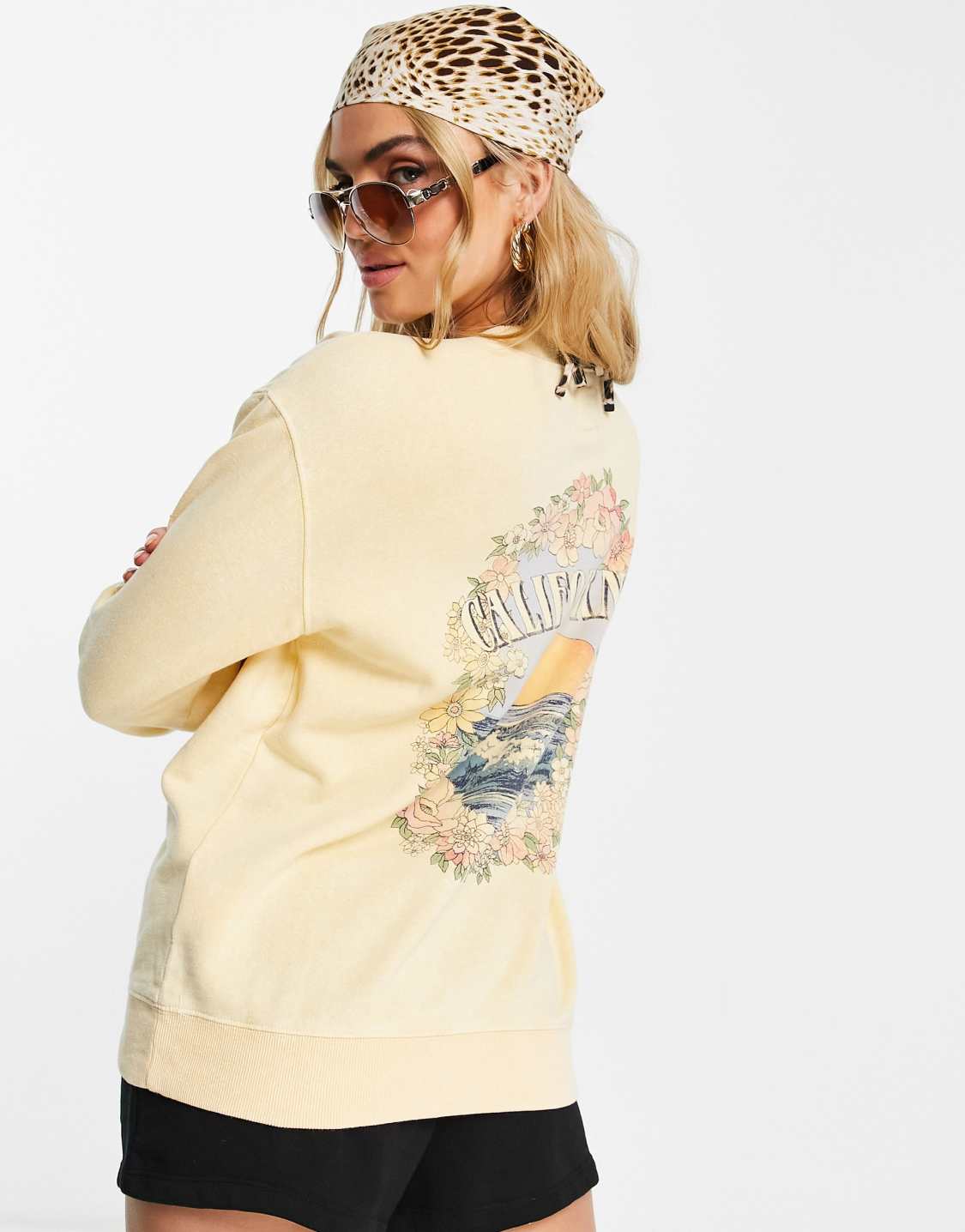 Желтые женские футболки и майки billabong. Домашняя майка. Футболка принт сёрфинг. Футболка billabong с зубами. Футболка из флиса женская.