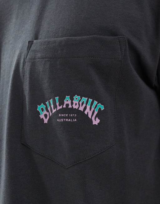 Billabong – Stacked – T-Shirt in verwaschenem Schwarz mit Brusttasche und gebogenem Logo, 3 von 5