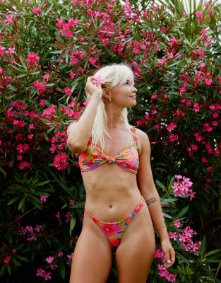 Billabong X Amanda Djerf - Sunny Coast - Geraffte Bikinihose mit buntem Retro-Blumenmuster