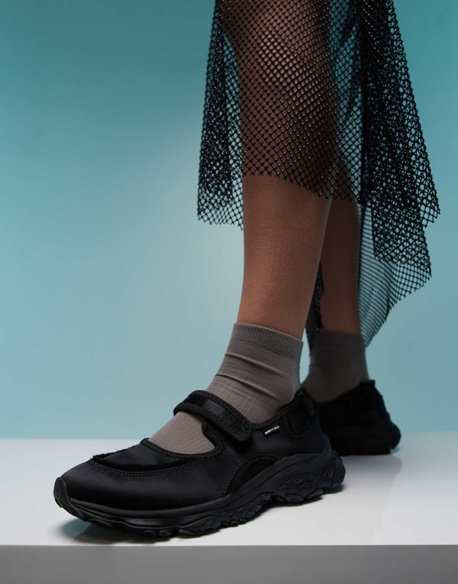 Черные кроссовки BIMBA Y LOLA с балетным ремешком