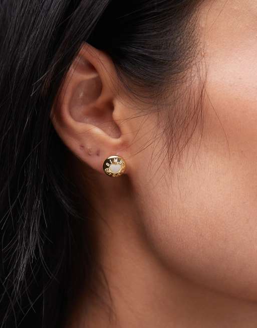 【BIMBA Y LOLA】ロゴ入りボタンピアス BIMBA Y LOLA logo stud earrings in gold and ivory | ASOS