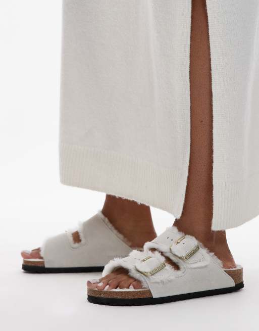 Birkenstock – Arizona – Białe zamszowe sandały ze sztucznym kożuszkiem