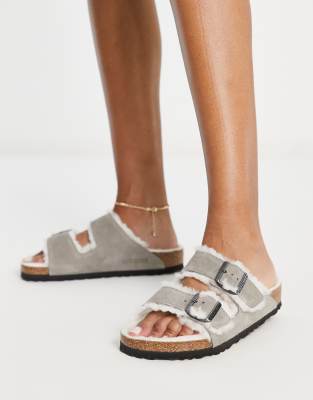 Birkenstock - Arizona - Sandalen in Grau mit Lammfellfutter