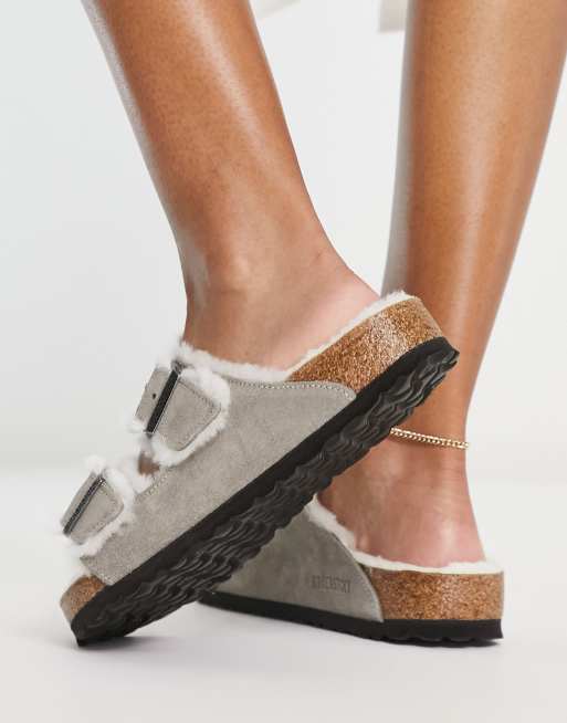 Birkenstock – Arizona – Sandalen in Grau mit Lammfellfutter, 2 von 4