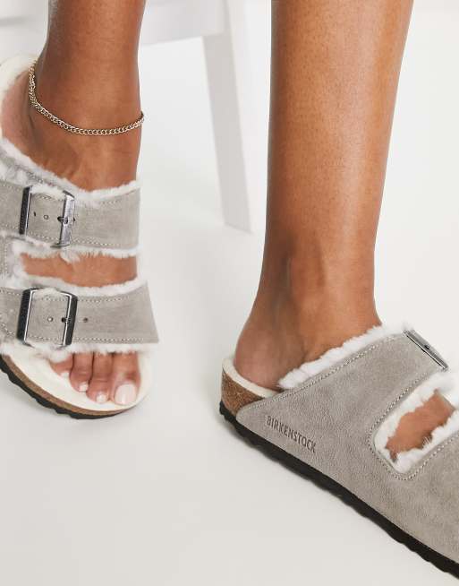Birkenstock – Arizona – Sandalen in Grau mit Lammfellfutter, 3 von 4