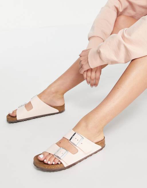 Birkenstock Arizona Sandales plates en imitation cuir Rose p le