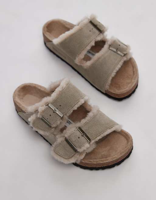Birkenstock – Arizona – Wildleder-Sandalen in Taupe mit Lammfellfutter, 2 von 4