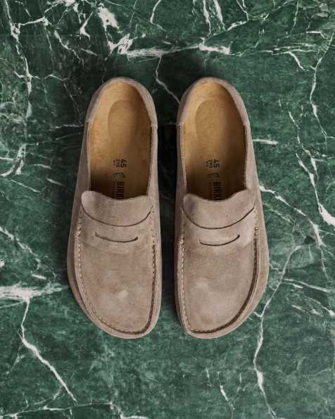 Birkenstock Naples loafer met omslag in taupe suède - view 1