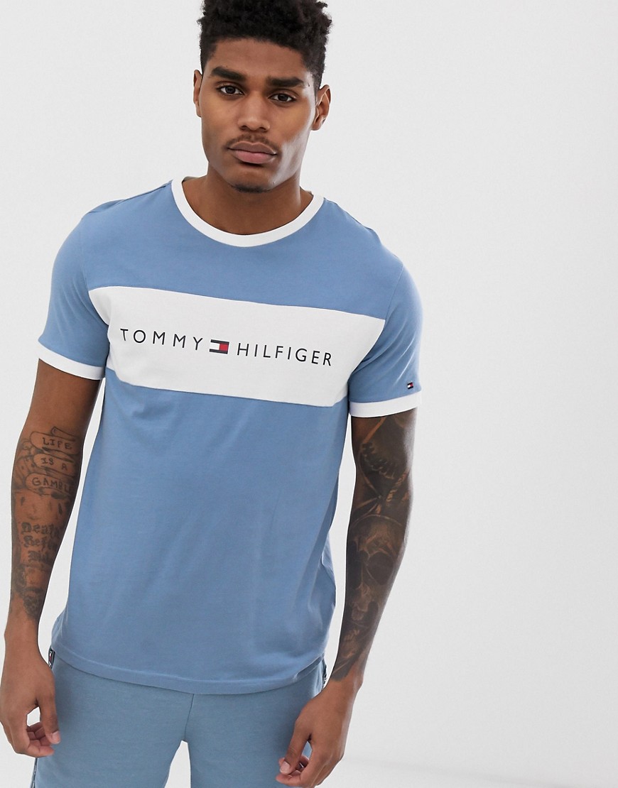 Blå afslappet t-shirt med rund hals og kontrast-brystpanel med logo fra Tommy Hilfiger