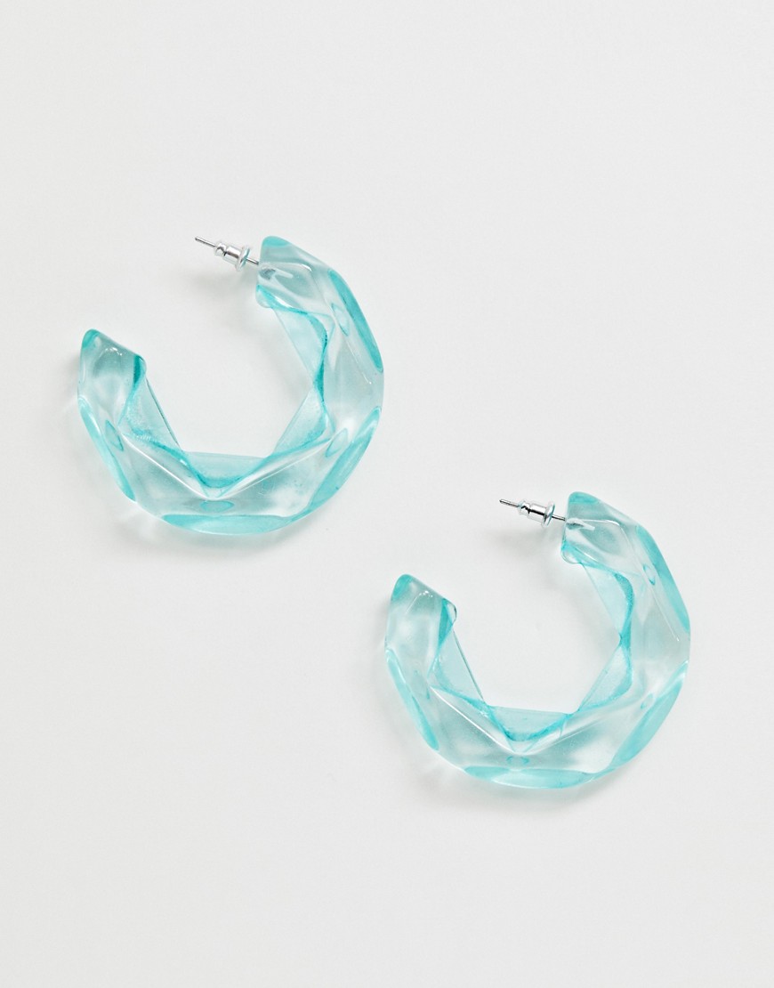Blå facetterede hoop-øreringe i kunstharpiks fra ASOS DESIGN