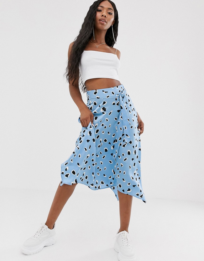 Blå midi-nederdel med bindebånd i taljen og prikket print fra NA-KD