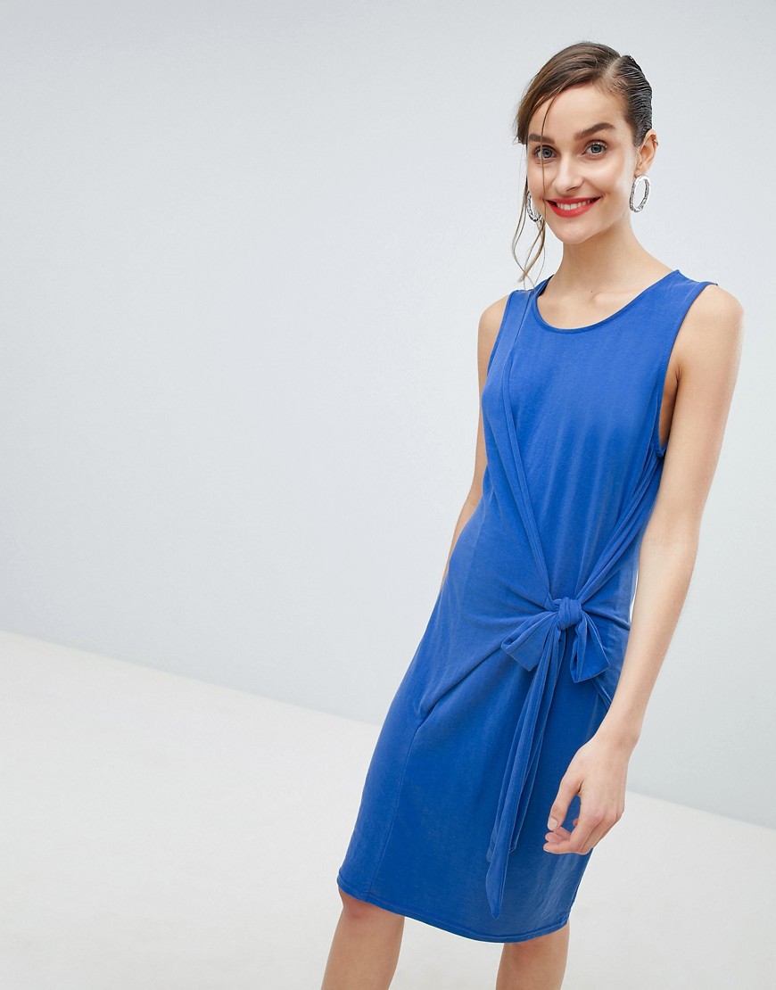 Blå minikjole med bindebånd i taljen fra Selected Femme