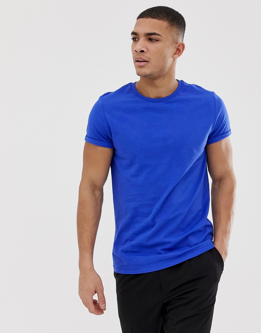 Blå T-shirt med rund hals og opsmøgede ærmer fra ASOS DESIGN