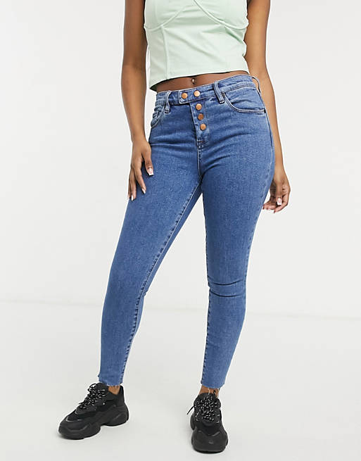 Blank NYC – Niebieskie obcisłe jeansy z wyeksponowanym zapięciem na guziki
