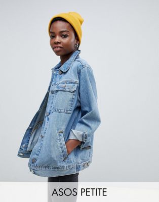 Blåvasket girldfriend-jakke i denim fra ASOS DESIGN Petite