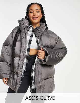 фото Блестящий oversized-пуховик угольного цвета asos design curve luxe-серый asos curve