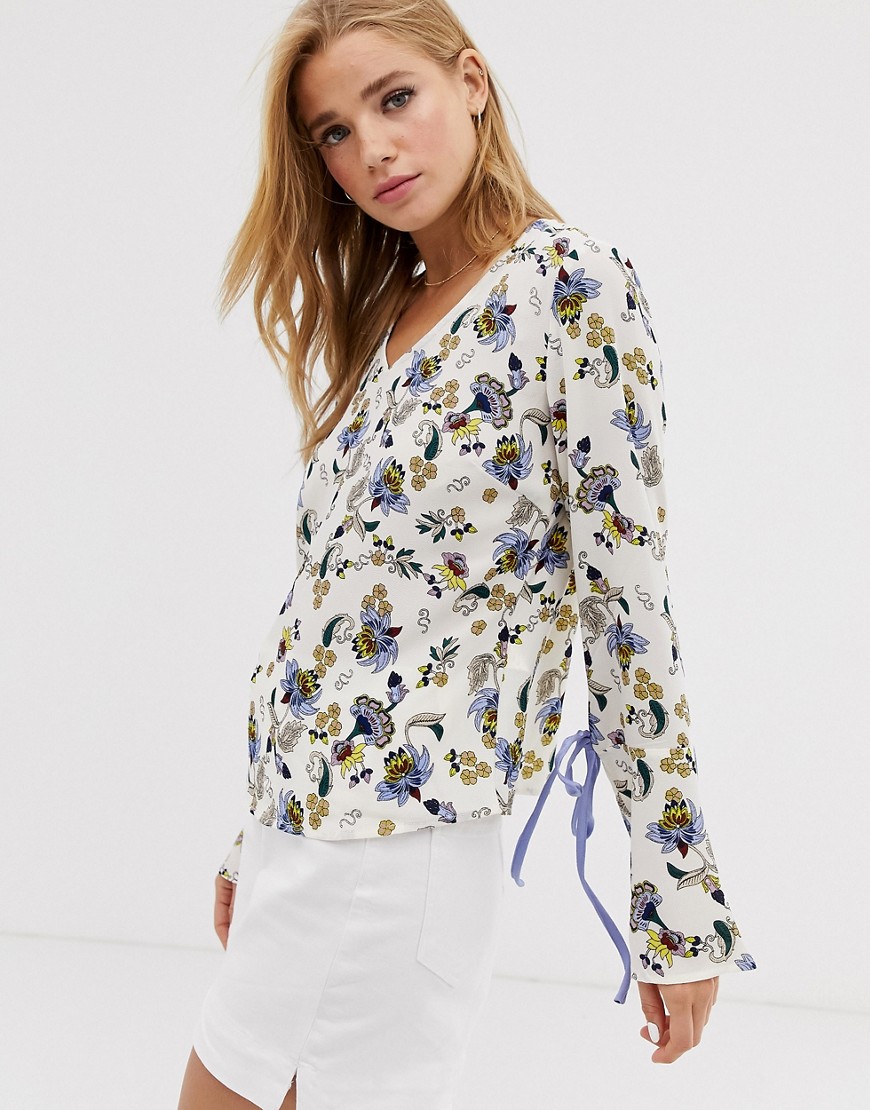Blomstret bluse med bindebåndsdetalje på ærmet fra Glamorous-Multifarvet