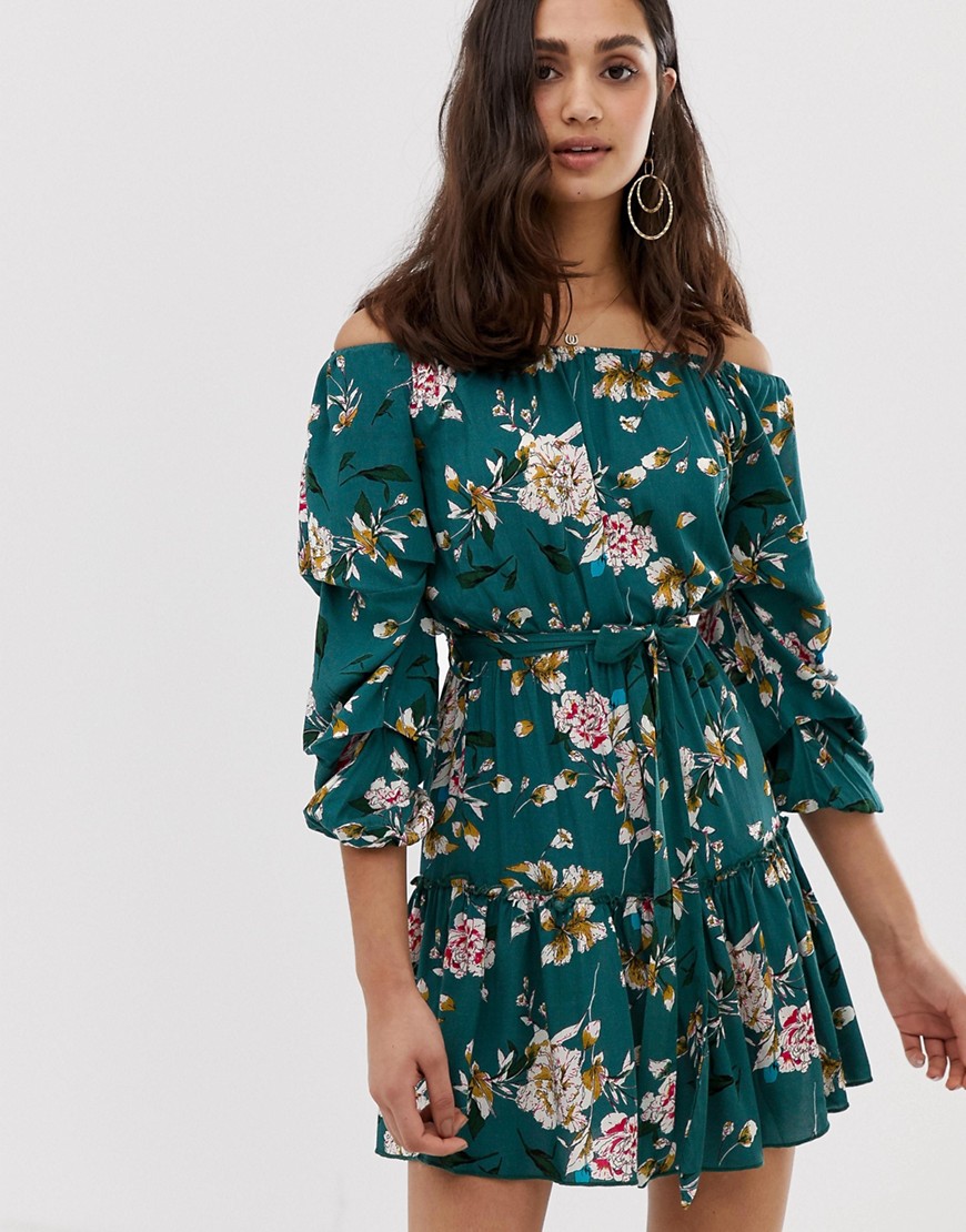 Blomstret kjole med bare skuldre og  selvbundet bælte fra Parisian-Blå