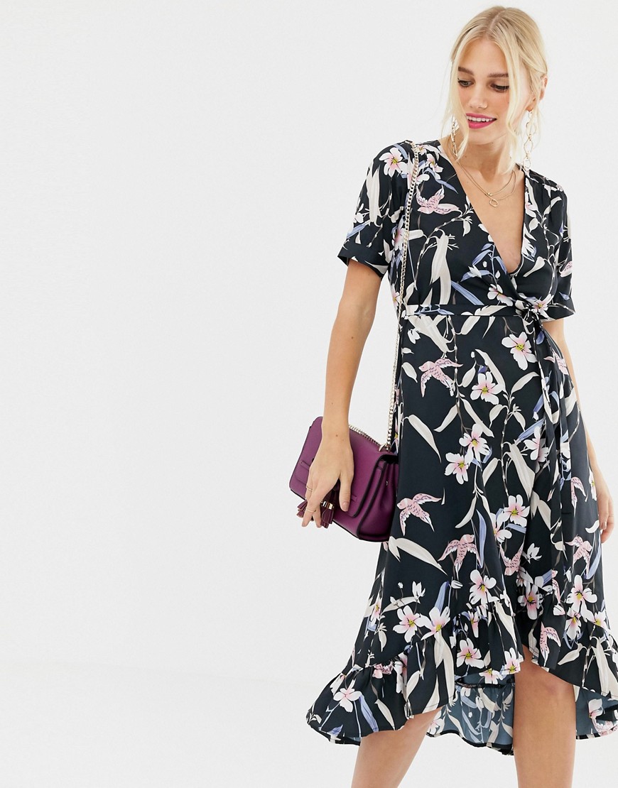 Blomstret slå-om kjole med rundede ærmer fra Uttam Boutique-Multifarvet