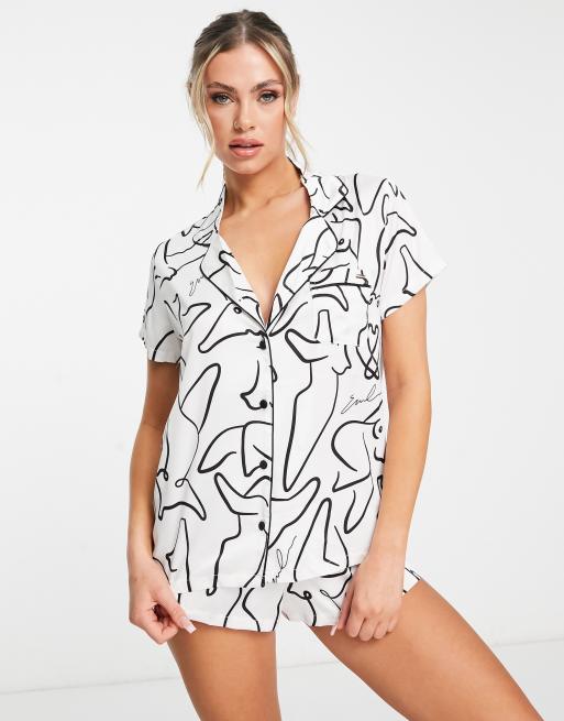 Bluebella – Emcee – Pyjama-Set mit Reverskragenhemd und Shorts aus Satin in Creme mit skizzenhaftem Körperprint