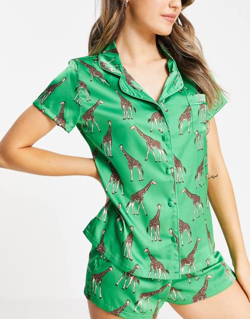Bluebella - Feria - Satijnen pyjamaset van short en overhemd met reverskraag in groen met giraffeprint