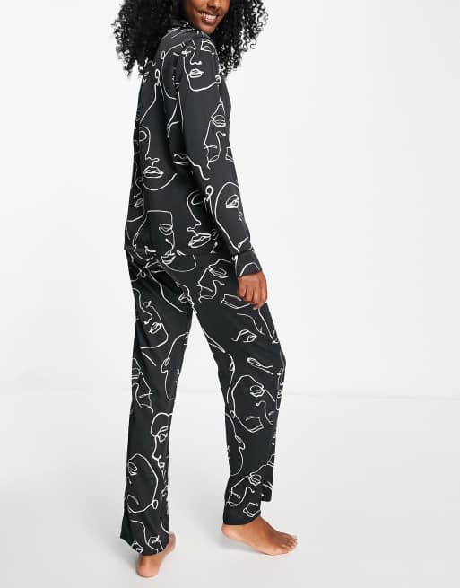 Bluebella - Leon - Pigiama in raso con top con rever e pantaloni con stampa di visi monocromatica, 2 di 4